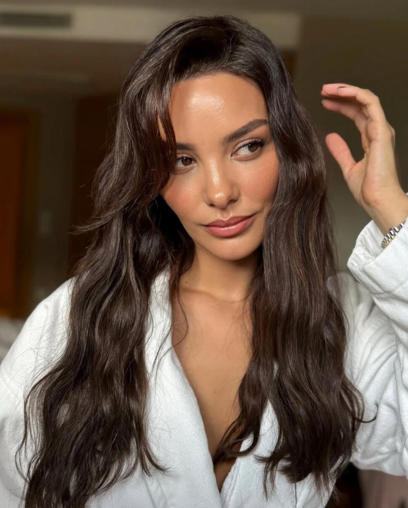 "Kara Sevda"nın aktrisası fotoları ilə diqqət çəkdi